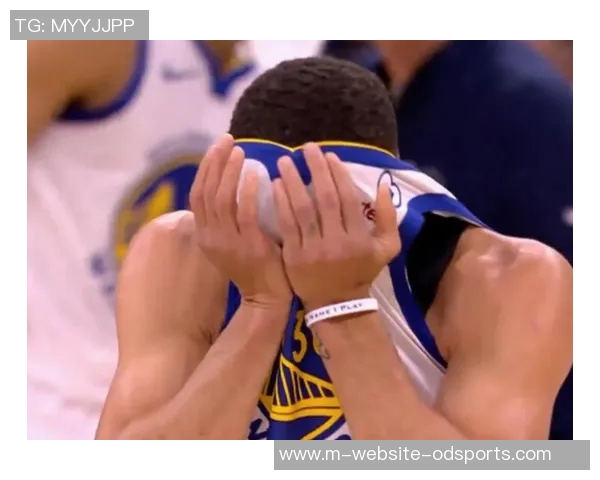 骑士与勇士激战正酣NBA赛场上演精彩对决引发球迷热议